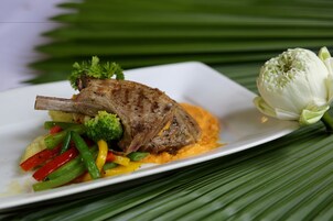 Se sirven desayunos y cocina de Europa del este, junto a la piscina 