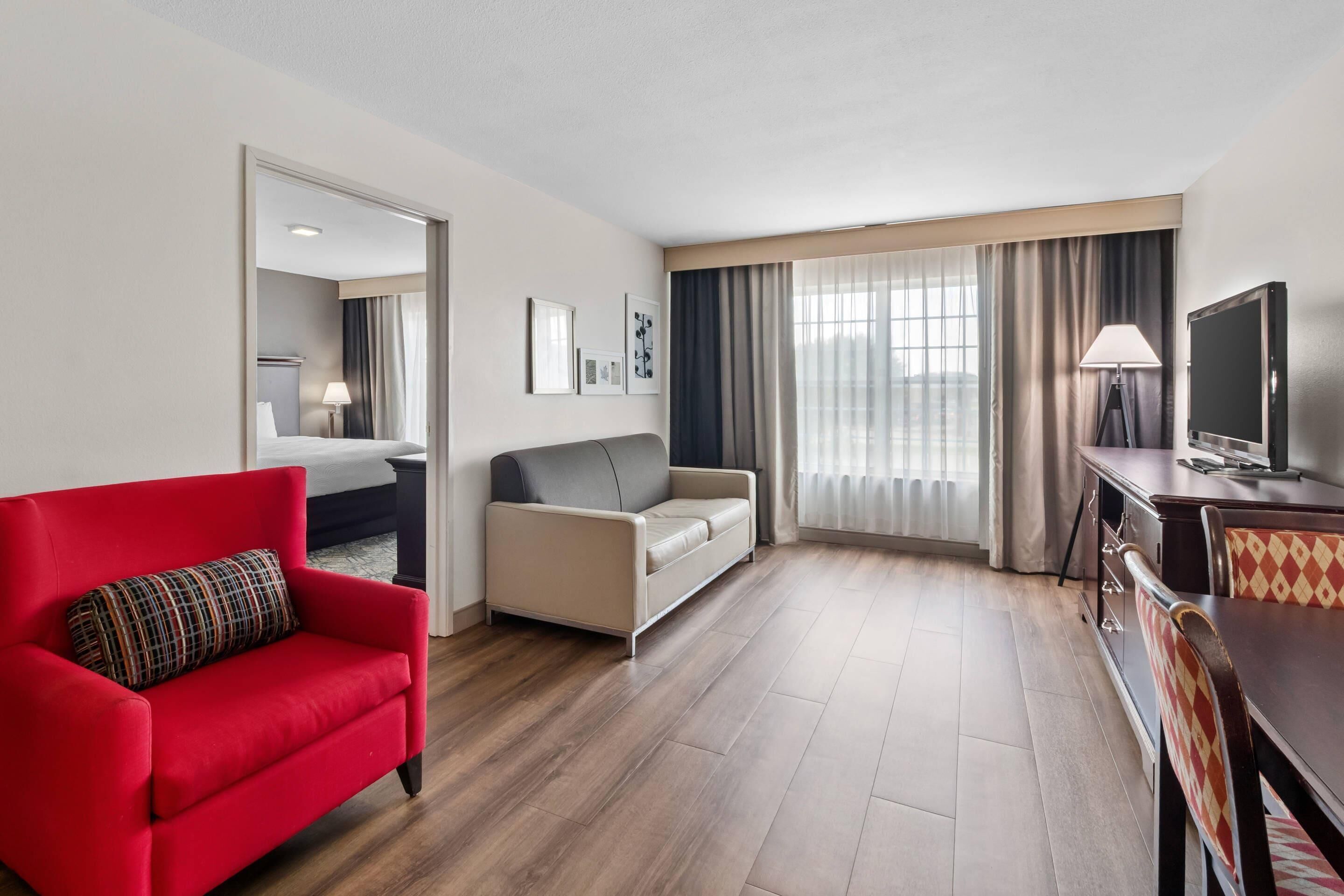 Suíte, 1 cama King e sofá-cama, para não fumantes (Efficiency) | Individualmente decorados, individualmente mobiliados, escrivaninha