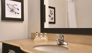 Ensemble baignoire-douche, articles de toilette (gratuits)