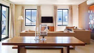 Standard Apartment, 2 Bedrooms | Ruang tamu | TV, pemain DVD