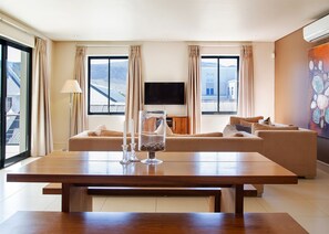 Appartamento Standard, 2 camere da letto | Area soggiorno | TV, lettore DVD