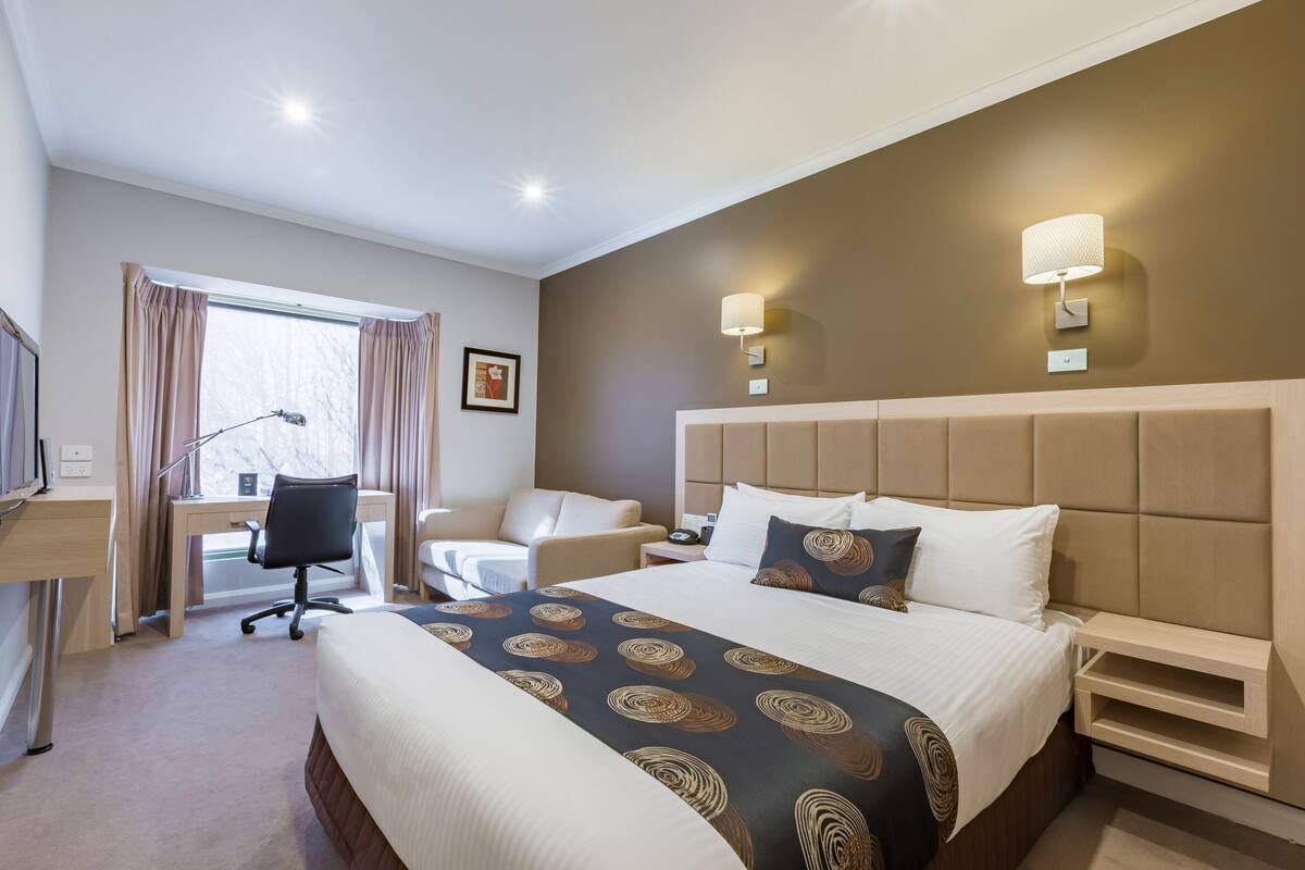 Premium Room, 1 Katil Raja (King) | Meja, ruang kerja komputer riba, kalis bunyi, seterika/papan seterika 