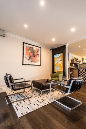 Coin salon dans le hall