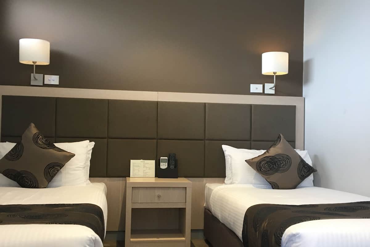Family Room | Meja, ruang kerja komputer riba, kalis bunyi, seterika/papan seterika 
