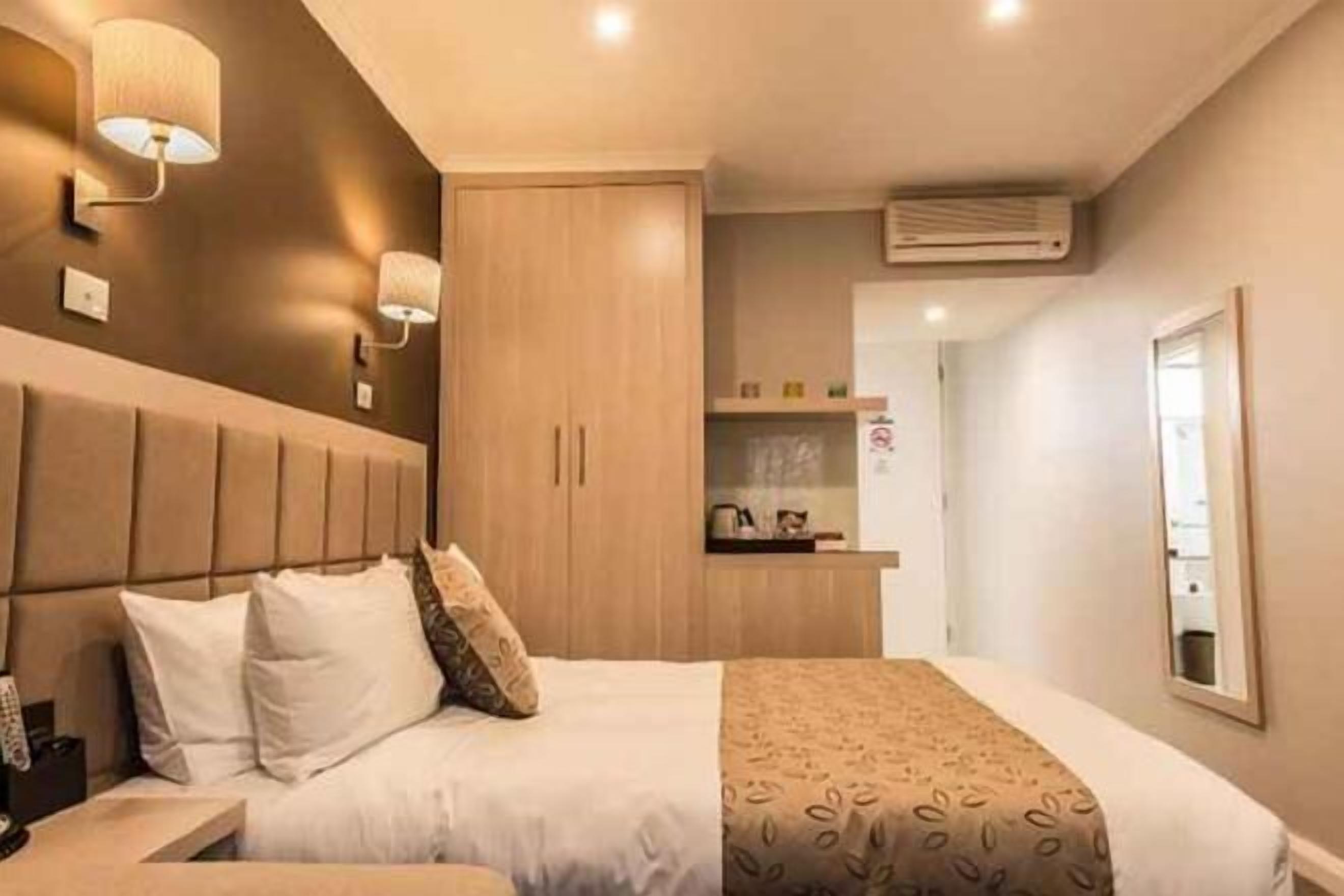 Escritorio y espacio para trabajar con laptop 