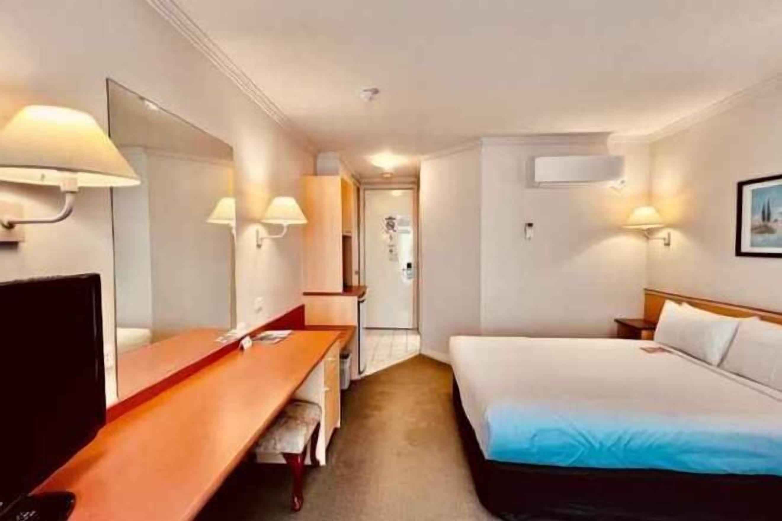 Escritorio y espacio para trabajar con laptop 