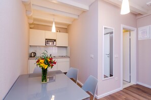Superior Apartment | Private kitchen | Fridge, microwave, stovetop, electric kettle - Villa Flores - Apartments (Dubrovnik)