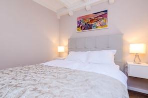 Appartement supérieur | Coffre-fort, bureau, système d’insonorisation, fer et planche à repasser