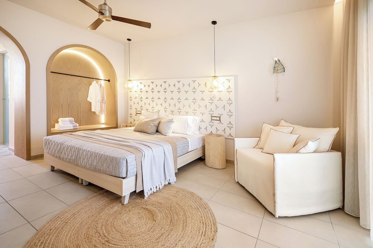 Premium bedding, in-room safe, free WiFi, bed sheets