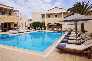 Outdoor pool, pool umbrellas, pool loungers - Maravel Star Art Hotel (Rethymno)
