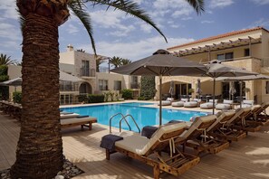 Outdoor pool, pool umbrellas, pool loungers - Maravel Star Art Hotel (Rethymno)