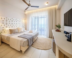 Economy vierpersoonskamer | Luxe beddengoed, een kluis op de kamer, een strijkplank/strijkijzer