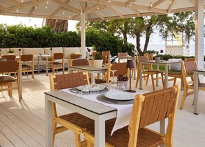 Outdoor dining - Maravel Star Art Hotel (Rethymno)