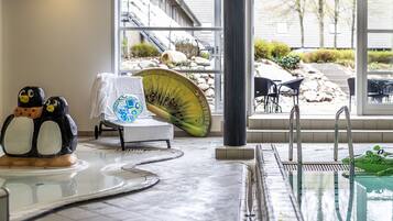 Piscine couverte, accÚs possible de 07 h 00 à 22 h 00, chaises longues