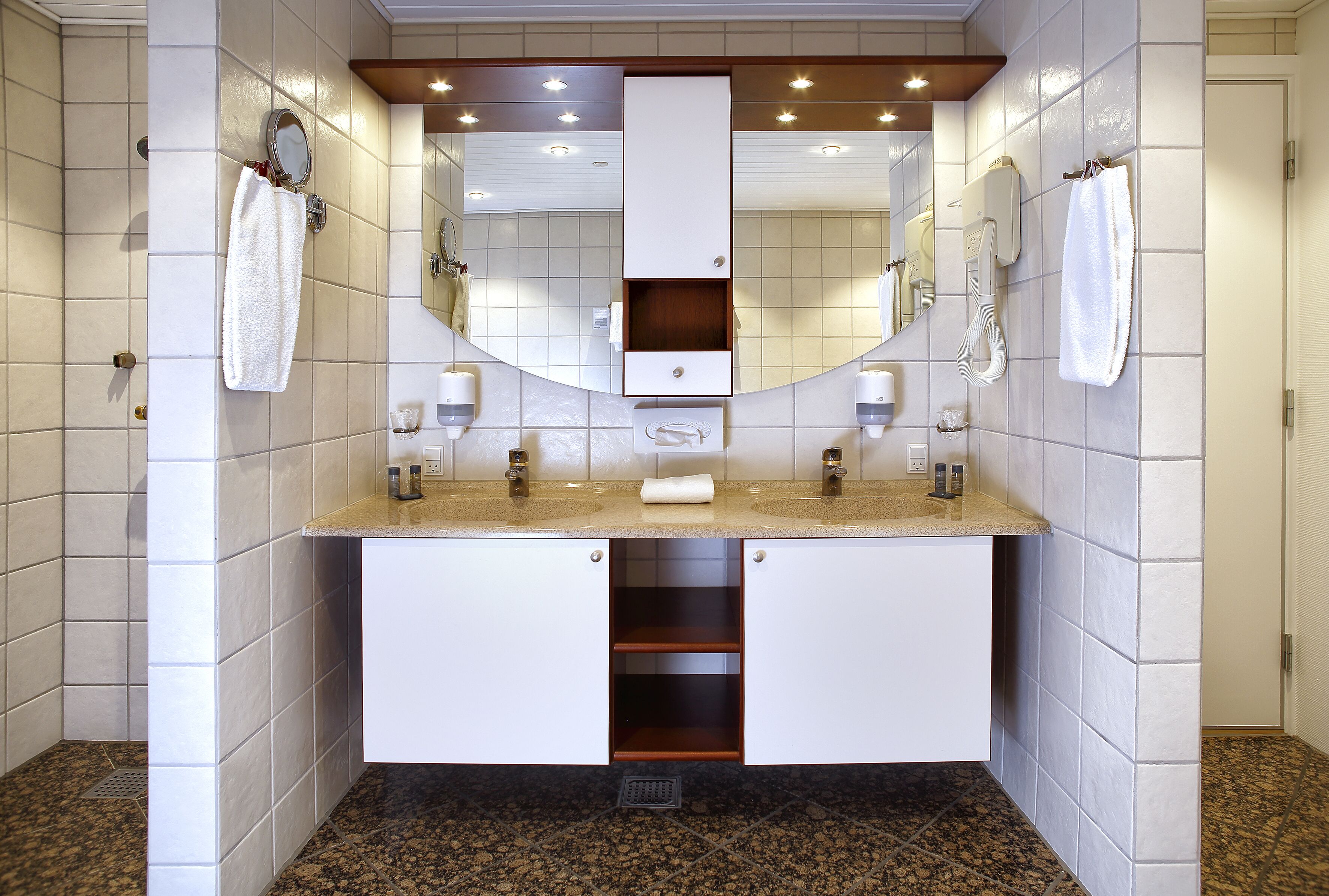 courtyard suite terrace | bathroom | shower, free toiletries, hair dryer, towels