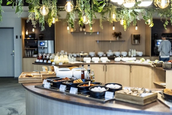 Buffet breakfast for a fee on weekdays - The Lodge Billund (Billund)