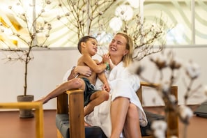 Innendørsbasseng og solsenger