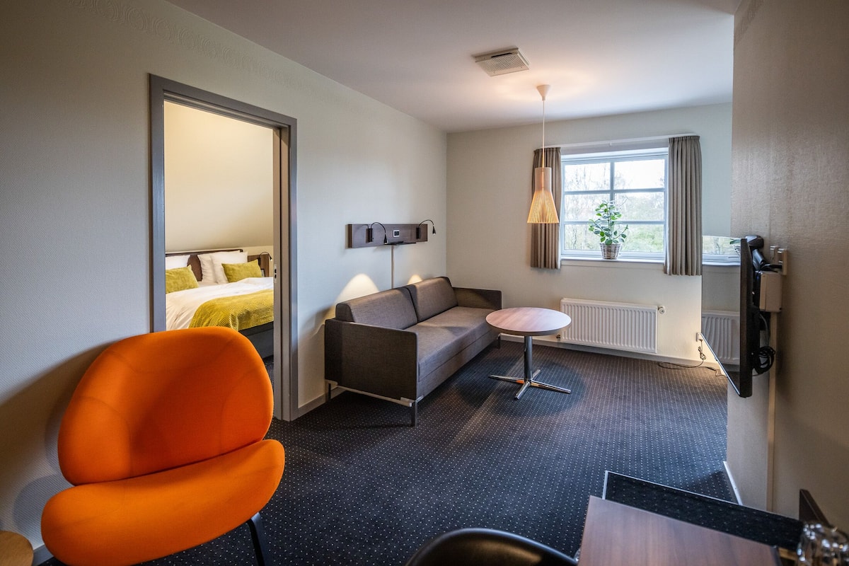 Garden Suite Top Floor | Minibar, skrivbord, mörkläggningsgardiner och gratis wi-fi