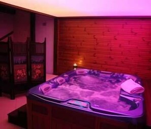 Indoor spa tub - Casa Freya (Busteni)