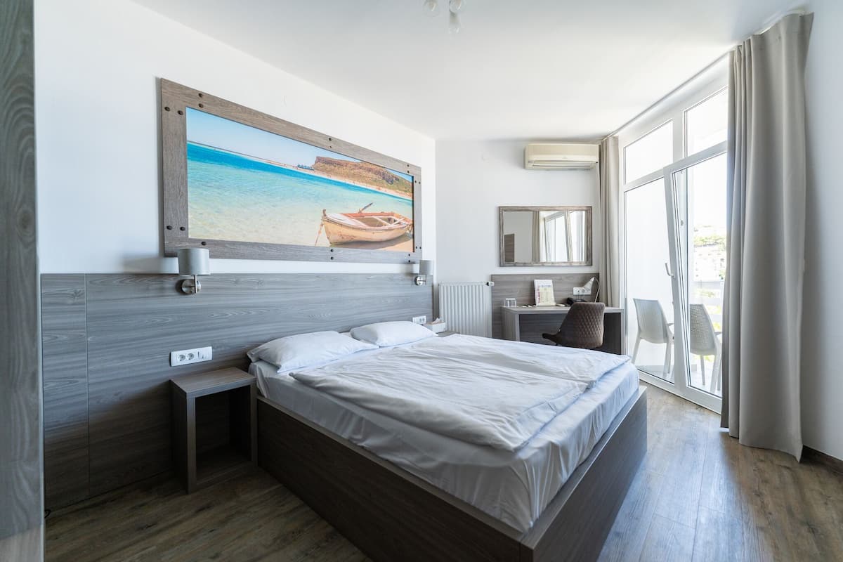 Minibar, caja fuerte, escritorio y wifi gratis