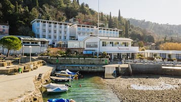 Sulla spiaggia, cabine (a pagamento), lettini da mare, ombrelloni