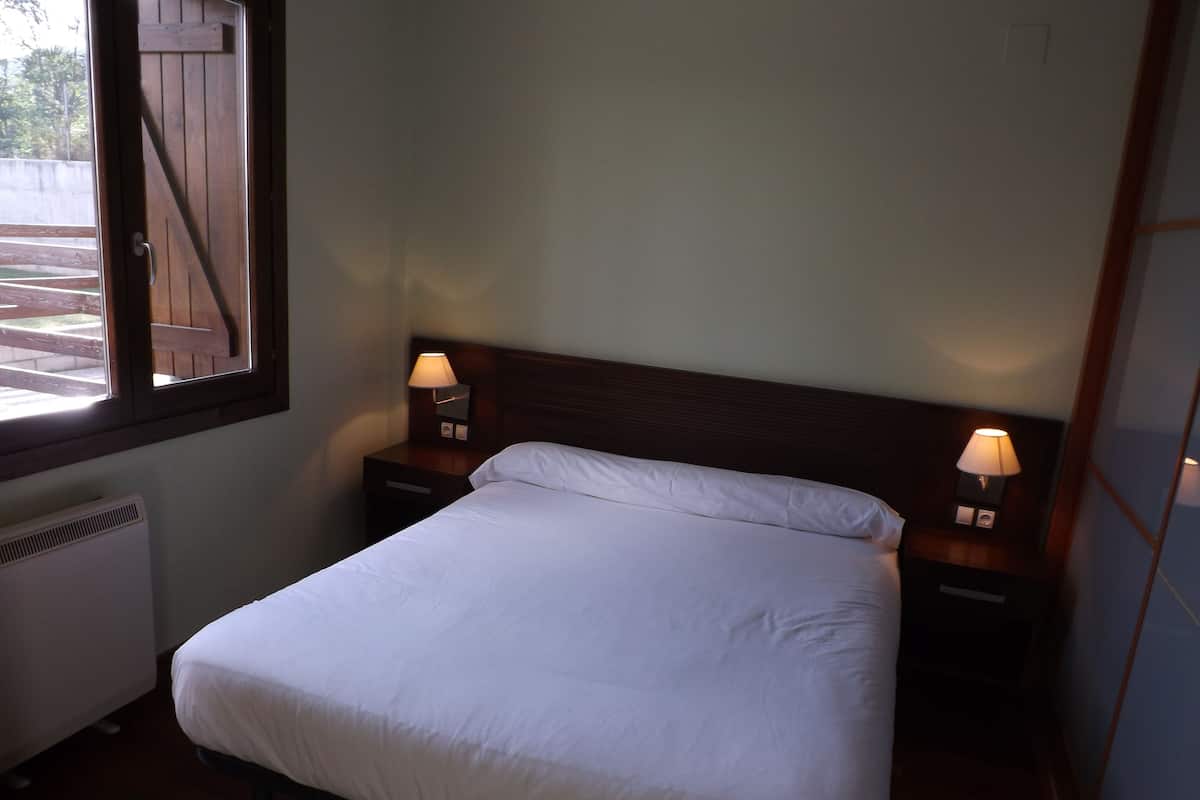 1 bedroom, down comforters, desk, cribs (free)