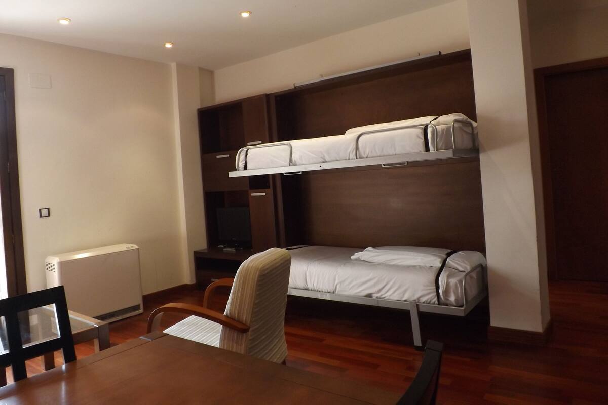 1 bedroom, down comforters, desk, cribs (free)