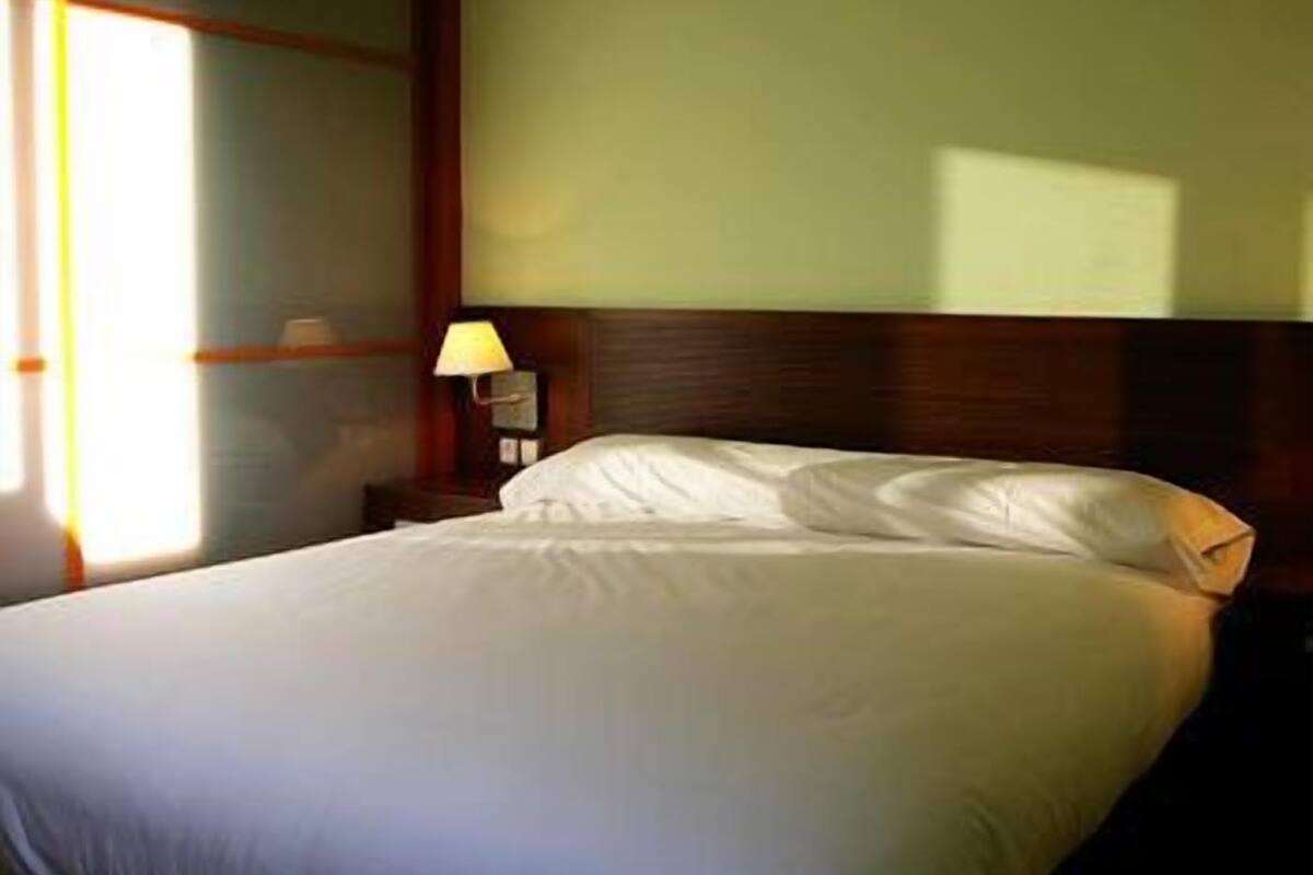 1 bedroom, down comforters, desk, cribs (free)