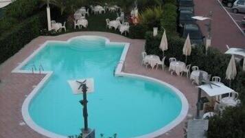 Kauden mukainen ulkouima-allas, aurinkovarjoja, aurinkotuoleja