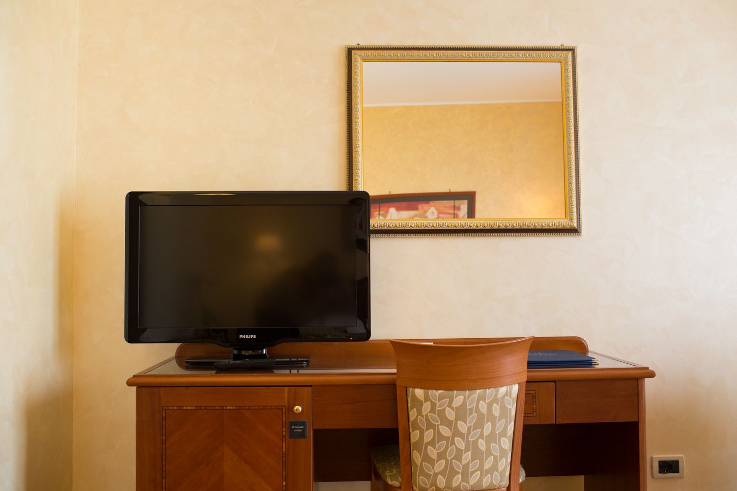 double room | egyptian cotton sheets, pillow-top beds, minibar, in-room safe