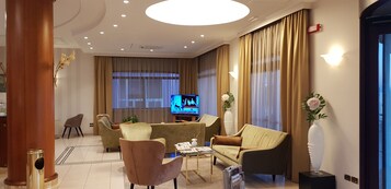 Área de estar no saguão