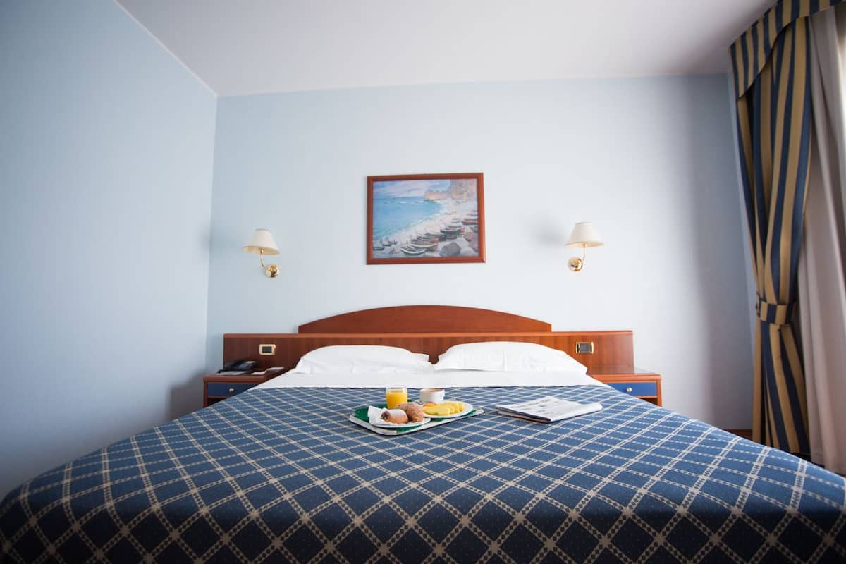 Draps en coton égyptien, surmatelas, minibar