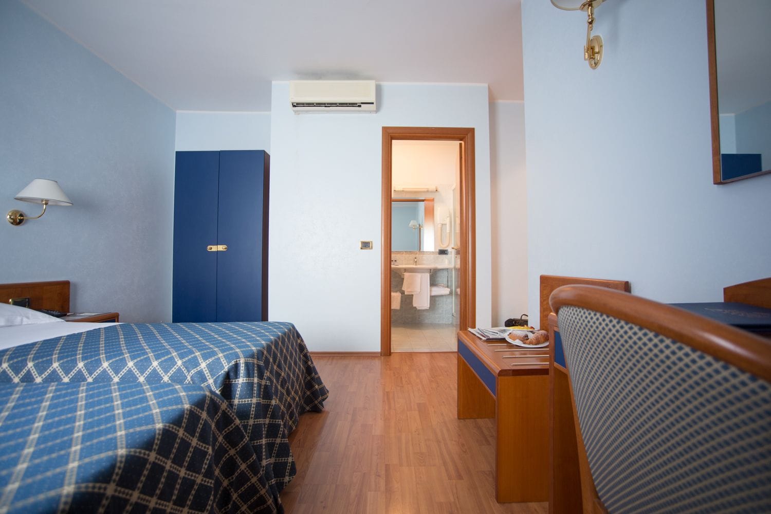 غرفة مزدوجة | ملاءات من القطن المصري وأسرّة بطبقة علوية مريحة وميني بار