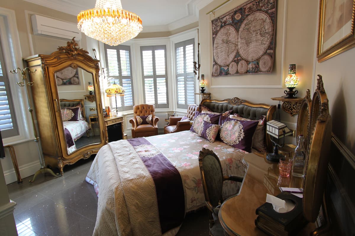 Tweepersoonskamer, en-suite badkamer (Versailles) | Geluiddichte muren, een strijkplank/strijkijzer, wifi
