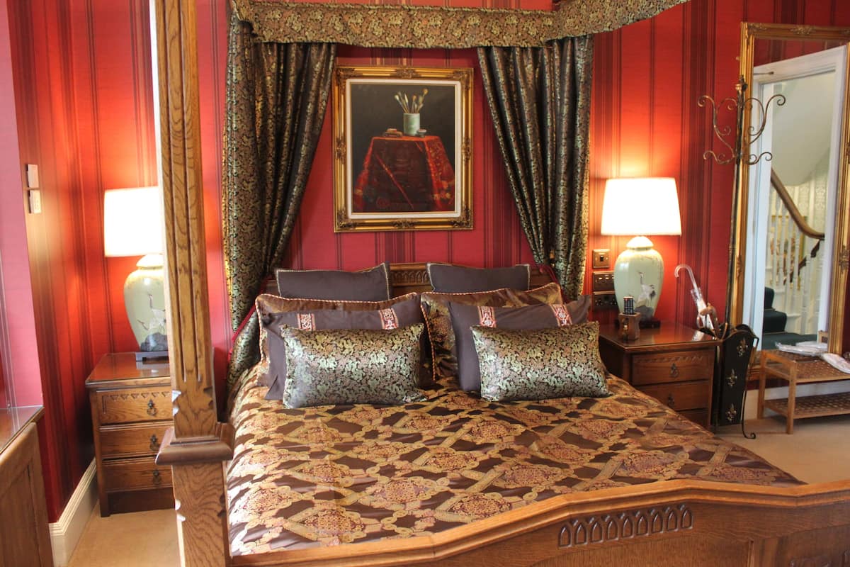 Tweepersoonskamer, en-suite badkamer (Oak Four Poster) | Geluiddichte muren, een strijkplank/strijkijzer, wifi