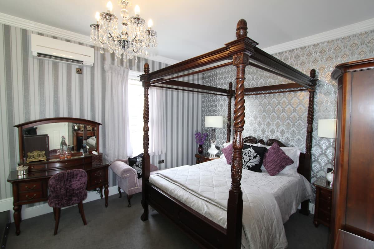 Luxe tweepersoonskamer, en-suite badkamer (Four Poster Queen Anne) | Geluiddichte muren, een strijkplank/strijkijzer, wifi