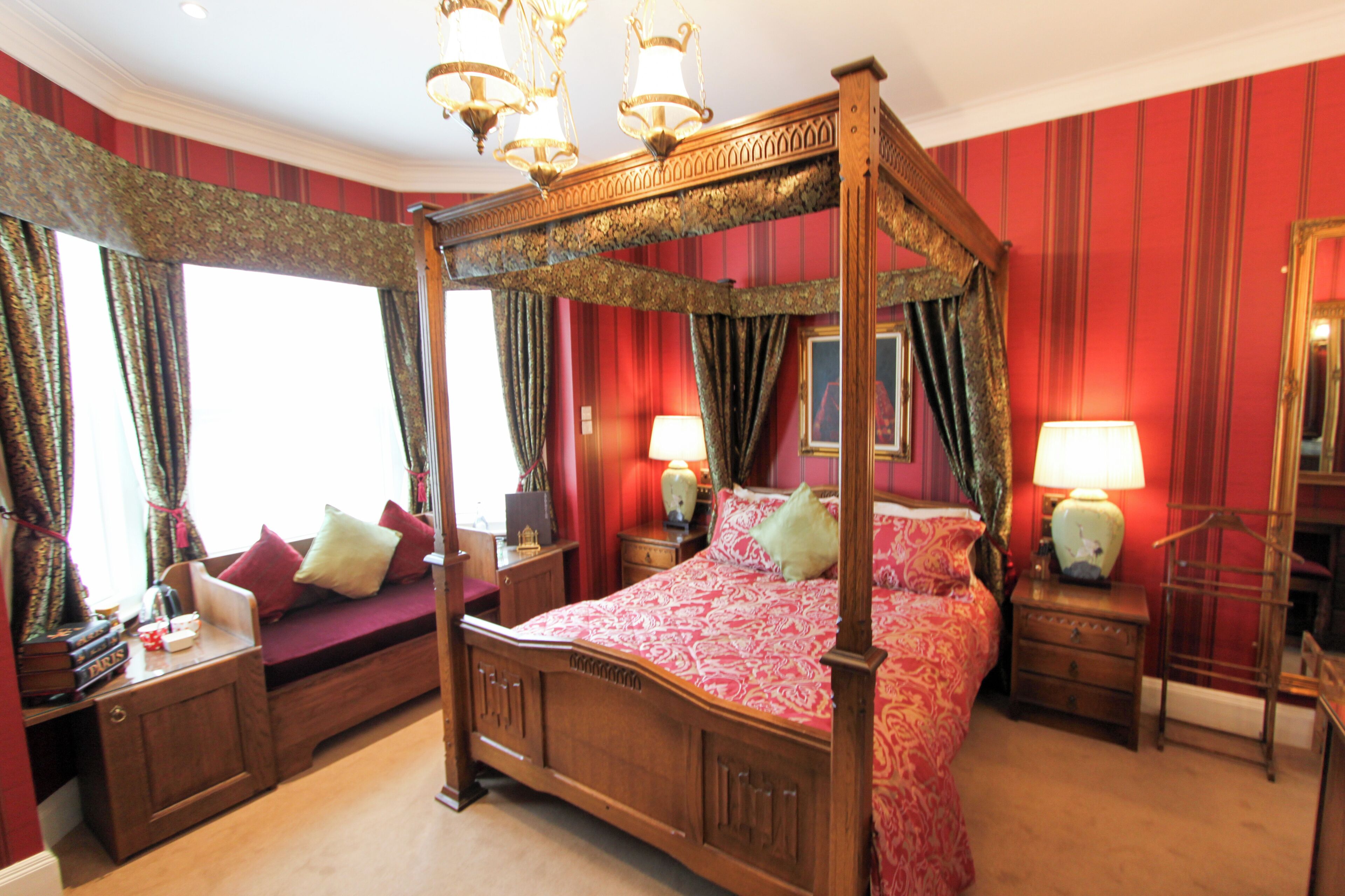 Double Room, Ensuite (Oak Four Poster) | Soundproofing, iron/ironing board, WiFi