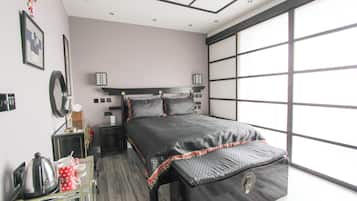 Deluxe Double Room, Ensuite (Samurai) | Soundproofing, iron/ironing board, WiFi