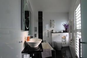 Luxury Double Room, Ensuite (Four Poster Queen Anne) | Bathroom