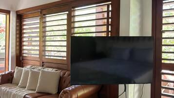 Minibar, caja de seguridad en la habitación, wifi gratis y ropa de cama