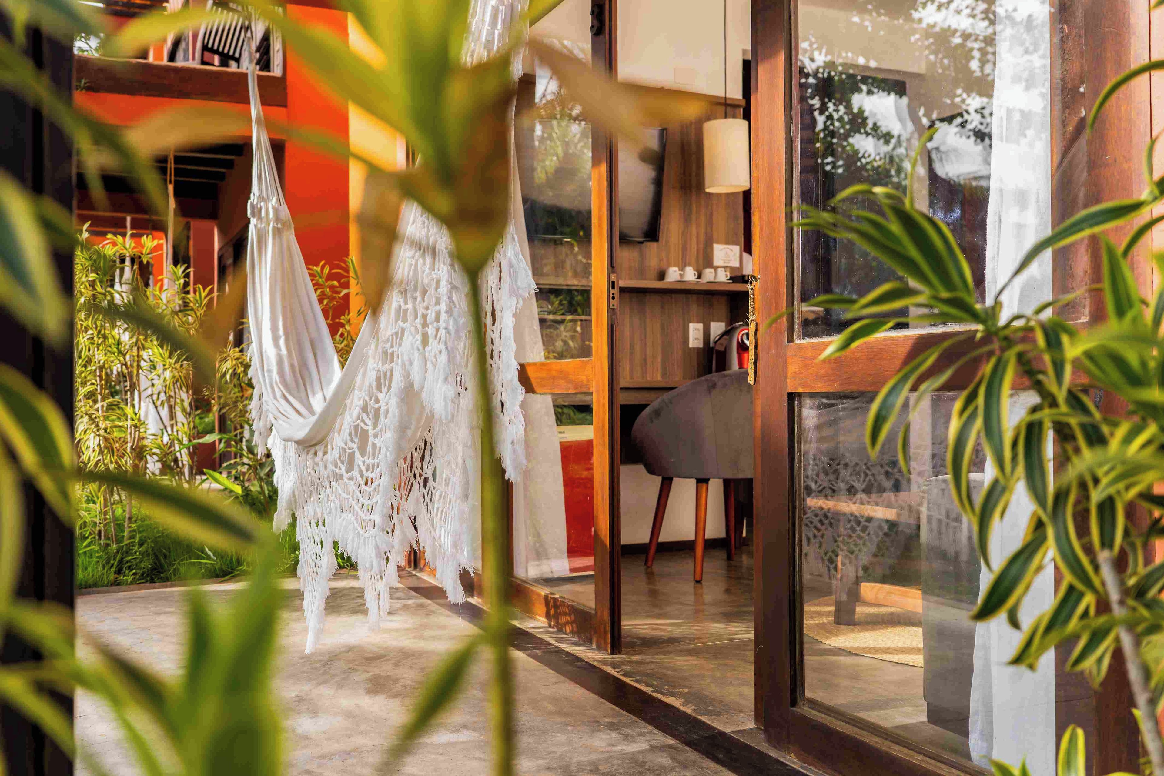 Un interior moderno con un ventanal que da a un patio.