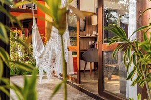 A modern interior with a glass door leading to a patio area. - Pousada Naquela (Jijoca de Jericoacoara)