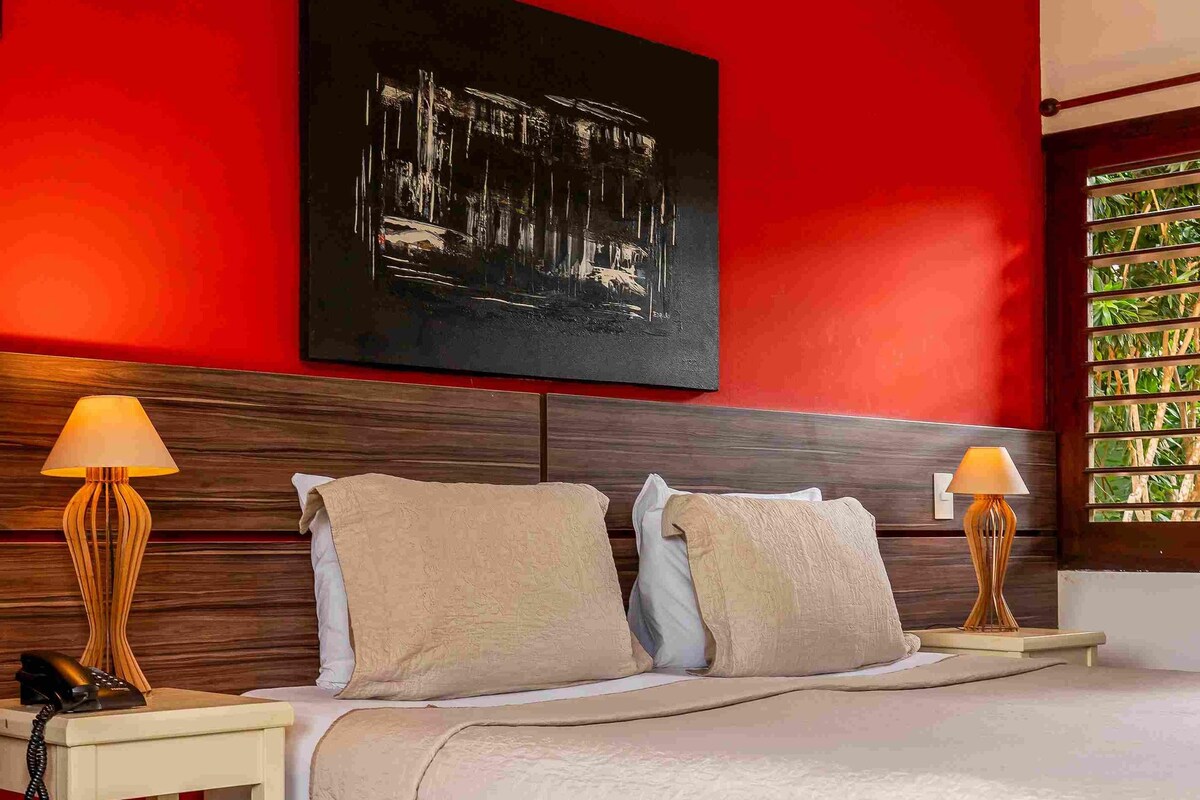 Minibar, in-room safe, WiFi (free), bed sheets
