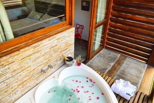 Superior Δωμάτιο, μπανιέρα με υδρομασάζ, Θέα στον Κήπο | Μπανιέρα με υδρομασάζ