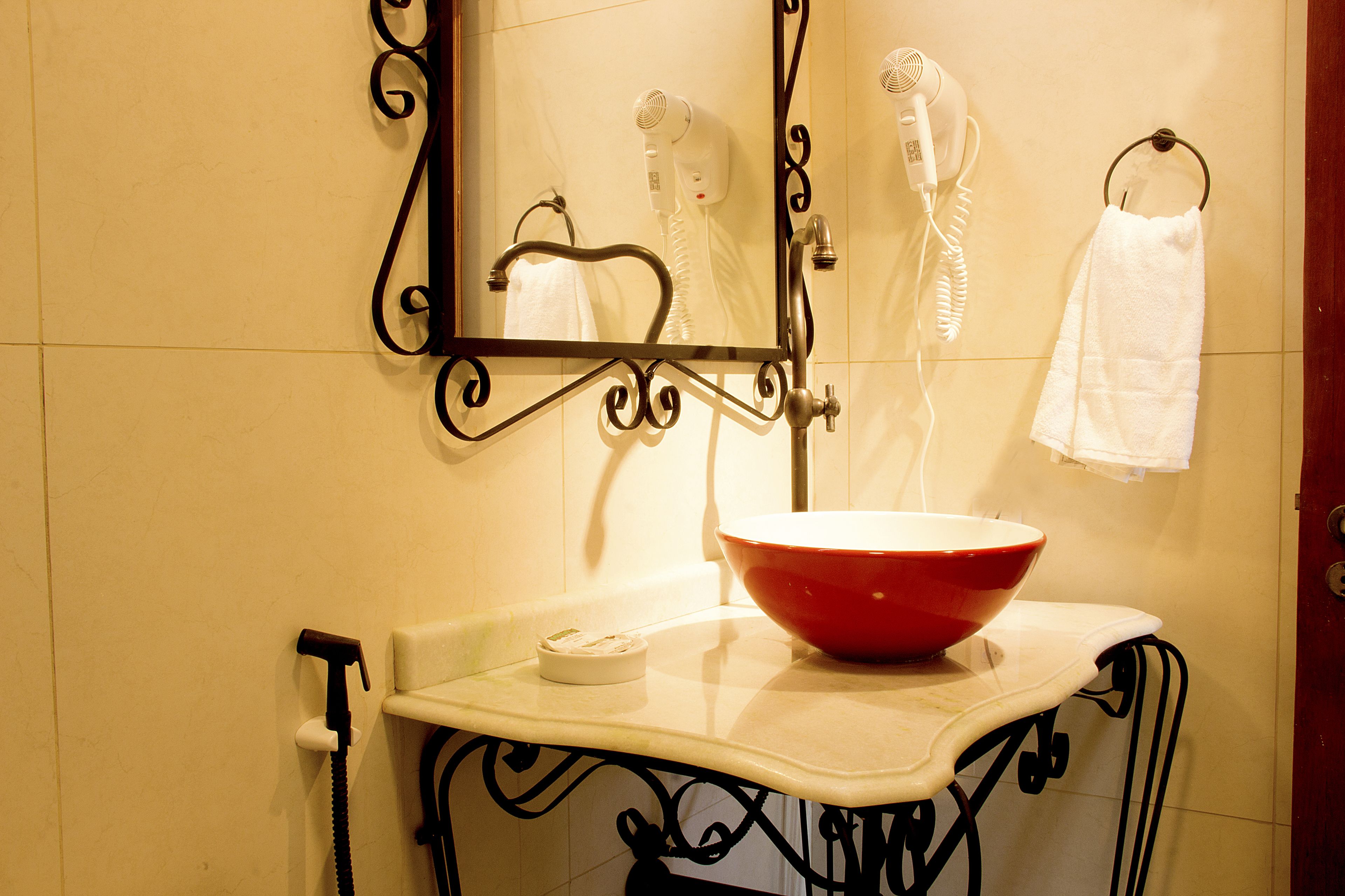 chalet (duplex casal com ofurô) | bathroom | shower, towels, soap