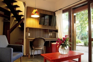 Chalet (Duplex casal com ofurô) | Sala de estar | Una televisión LED