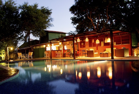 Bar junto a la piscina