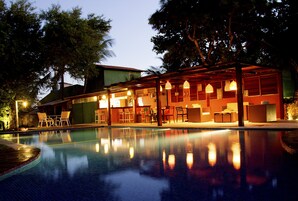 Bar junto a la piscina