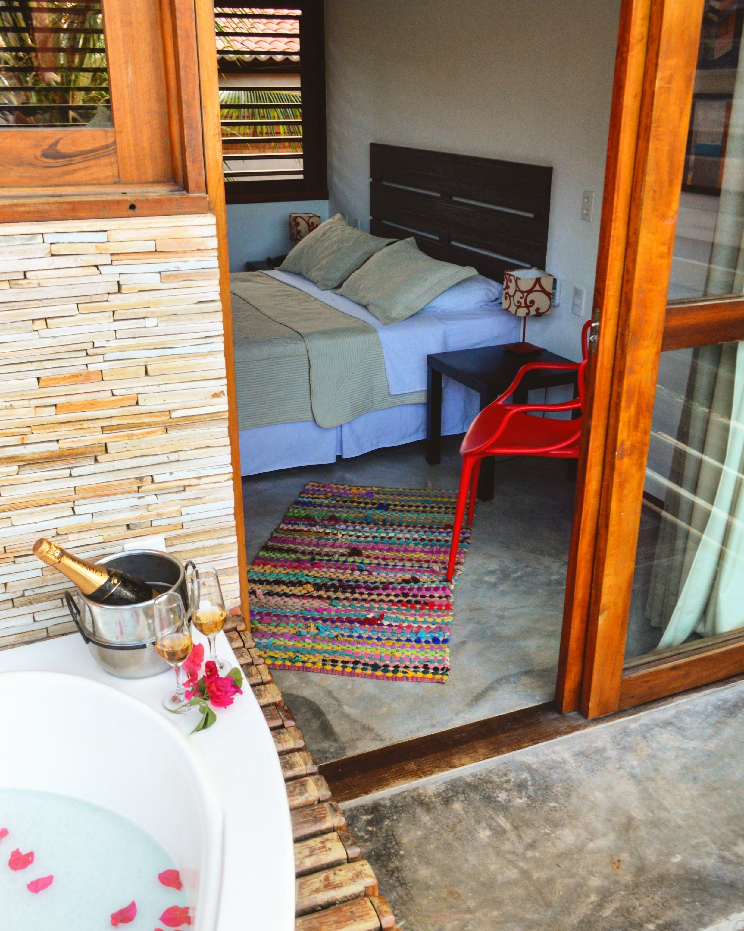 Minibar, coffre-fort, accès au Wi-Fi (inclus), literie fournie