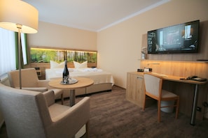 Desk, blackout curtains, free WiFi, bed sheets - Hotel Harzresidenz (Thale)